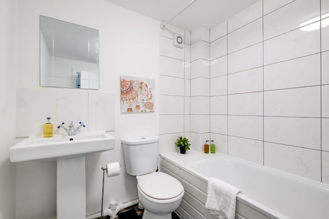 Chic 1Br House In Hounslow - 12 Mins From Heathrow Airport Apartment Feltham Exterior photo
