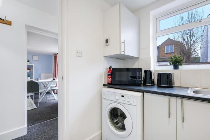 Chic 1Br House In Hounslow - 12 Mins From Heathrow Airport Apartment Feltham Exterior photo