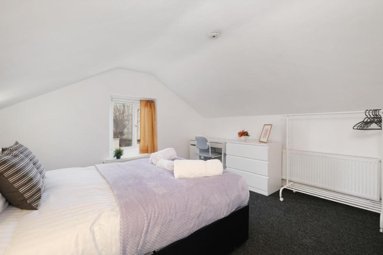 Chic 1Br House In Hounslow - 12 Mins From Heathrow Airport Apartment Feltham Exterior photo