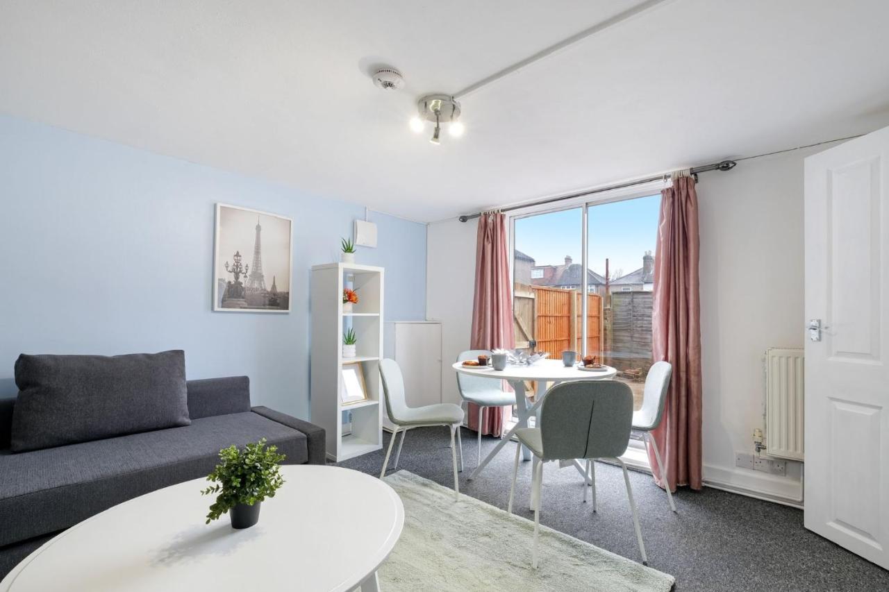 Chic 1Br House In Hounslow - 12 Mins From Heathrow Airport Apartment Feltham Exterior photo