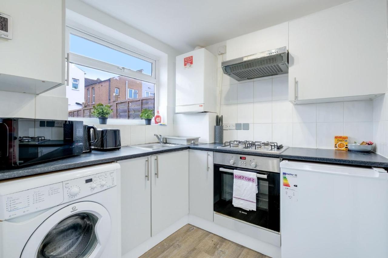 Chic 1Br House In Hounslow - 12 Mins From Heathrow Airport Apartment Feltham Exterior photo