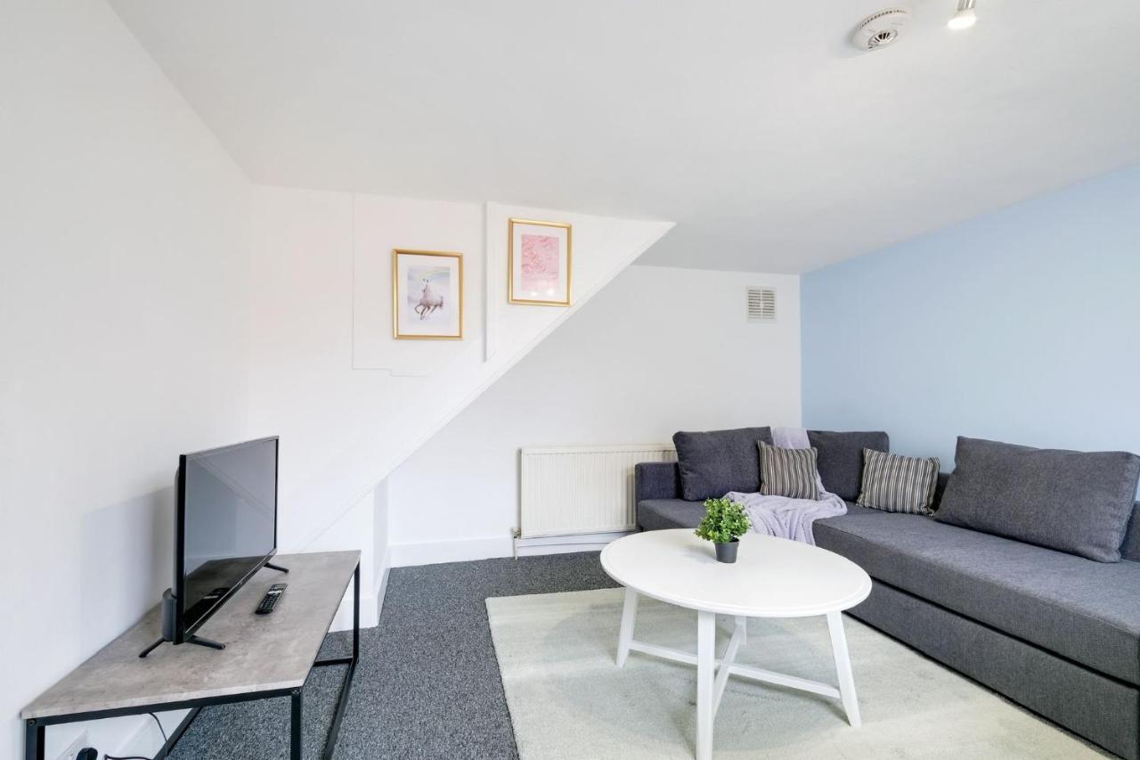 Chic 1Br House In Hounslow - 12 Mins From Heathrow Airport Apartment Feltham Exterior photo