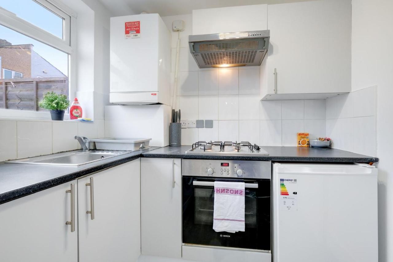 Chic 1Br House In Hounslow - 12 Mins From Heathrow Airport Apartment Feltham Exterior photo
