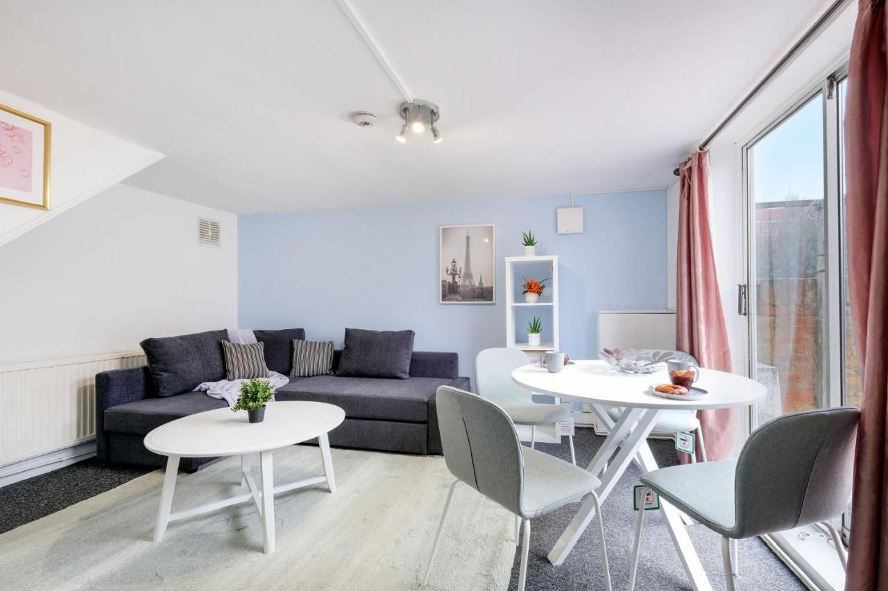Chic 1Br House In Hounslow - 12 Mins From Heathrow Airport Apartment Feltham Exterior photo